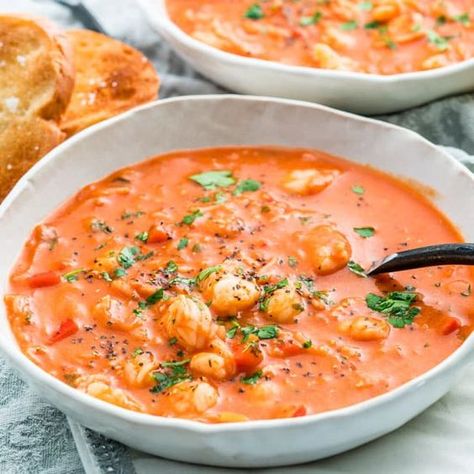 This Brazilian Shrimp Soup is an incredibly delicious tomato creamy soup with shrimp, coconut milk and seasoned to perfection. Perfect for any occasion! #brazilian #shrimpsoup Brazilian Shrimp, Shrimp Soup Recipes, Cooking With Coconut Milk, Koreansk Mat, Brazilian Recipes, Shrimp Soup, Diner Recept, Seafood Soup, Brazilian Food