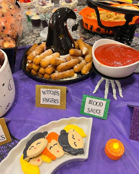 Witches Fingers Mozzarella Sticks, Spooky Mozzarella Sticks, Halloween Mozzarella Sticks, Halloween Dip, Halloween Party Food, Halloween Food Appetizers, Witches Fingers, Halloween Movie Night, Food Appetizers