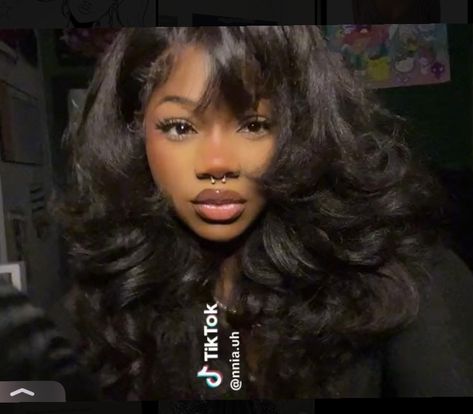 Afro Fringe Hairstyles, Face Claims Y2k, Black Hairstyles 80s, Bombshell Hair With Bangs, Cutesy Black Woman, Side Part Side Bangs, 2000s Black Women Aesthetic, Black Hair Ideas African Americans, Bombshell Hair Black Women