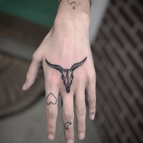 Longhorn Hand Tattoo, Capricorn Hand Tattoo, Knuckle Tattoos For Women, Bull Skull Tattoo, Widder Tattoo, Knuckle Tattoo, Herren Hand Tattoos, Bull Skull Tattoos, Horoscope Tattoos