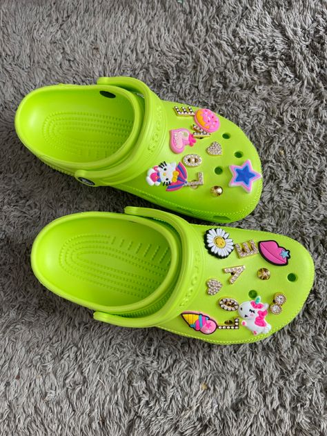 Croc Jibbitz Ideas Summer, Lime Green Crocs Outfit, Crocs Y2k, Crocs Bae Clogs With Jibbitz, Green Croc Aesthetic, Chanclas Crocs, Green Crocs With Jibbitz, Lime Green Crocs, Green Crocs