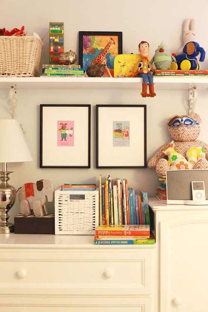 Open storage done right. Kids Room Shelf, Wall Layout, Toy Shelf, Toy Shelves, Toddler Bedroom, Bedroom Organization, Boy’s Room, Kids Room Inspiration, Design Mom