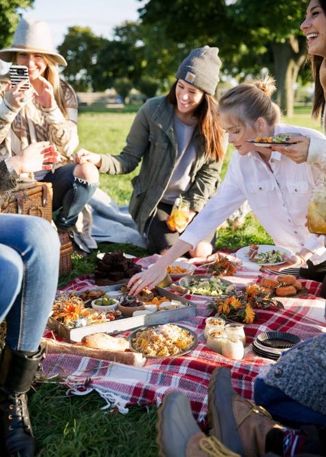 Hosting Friendsgiving First Time, Friendsgiving Photoshoot, Fall Appetizers Easy, Hosting Friendsgiving, Winter Picnic, Broma Bakery, Friendsgiving Party, Outdoor Cinema, Picnic Ideas