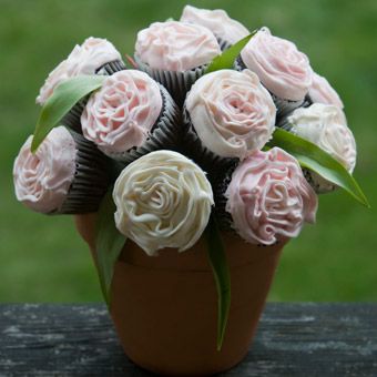 Cupcakes Wedding Ideas, Cupcake Flower Pots, Cupcake Centerpieces, Centerpieces Birthday, Cupcake Flower Bouquets, Edible Centerpieces, Strawberry Icing, Portable Party, Cupcakes Wedding