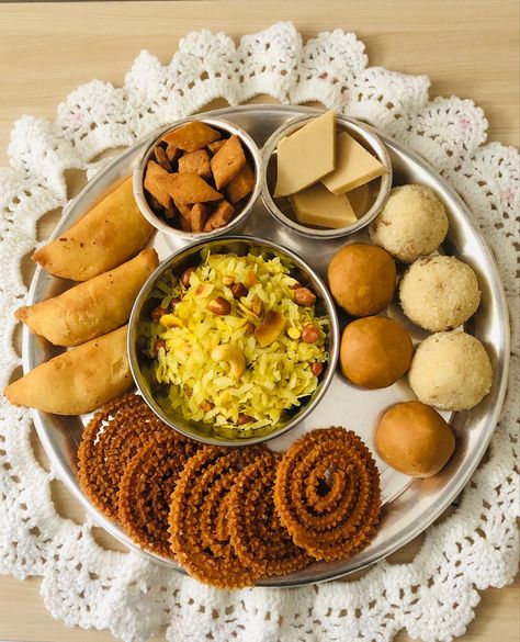 Diwali Faral, Konkani Recipes, Diwali Food, Photos Hd, Happy Diwali, Diwali, Snacks, Fruit, Quick Saves