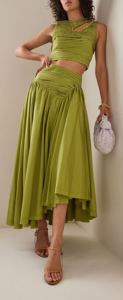 Chartreuse Outfit, Emerald City, Green Outfit, Favorite Color, Wedding Hairstyles, Maxi Skirt, Street Style, Fashion Outfits, Skirt