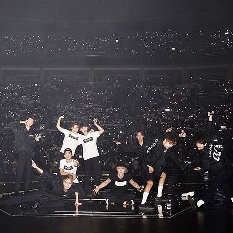 Exo Concert #5YearsWithExo Exo Group Photo Ot9 Cute, Exo Group Photo, Exo Baekhyun Funny, Exo Group, Exo Concert, Exo Album, Exo Lockscreen, Exo Luxion, Kim Min Seok