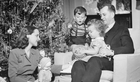 Opening Christmas Presents, Vintage Christmas Photos, Family History Book, Marriage Records, Birth Records, Preschool Age, Saint Nicolas, Human Relationship, Christmas Past