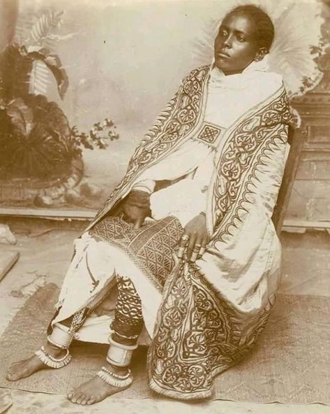 « Wealthy Abyssinian lady", in 1890s This picture was made by Luigi Naretti a professional…” Egyptian Design Pattern, Ethiopia People, History Of Ethiopia, Ethiopian People, Ethiopian Traditional Dress, Fashion Model Sketch, Ethiopian Women, Ethiopian Dress, Egyptian Design