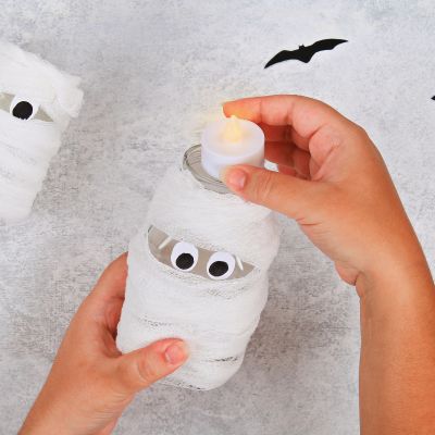 Lanterne momie : nos idées d'activités d'Halloween avec Tête à modeler Kids Diy Projects, Easy Halloween Crafts For Kids, Diy Treat Bag, Halloween Films, Free Printable Crafts, Easy Diy Halloween Decorations, Fun Halloween Crafts, Easy Halloween Crafts, Pumpkin Centerpieces