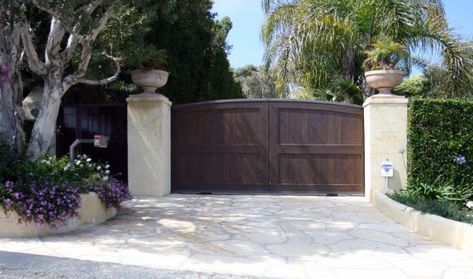 Top 60 Best Driveway Gate Ideas - Wooden And Metal Entrances Wood Gates Driveway, Metal Driveway Gates, Wooden Gate, Driveway Entrance, Front Gate Design, Entrance Gates Design, Driveway Gates, Front Yard Fence, House Gate Design