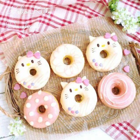 Hello Kitty doughnuts! Mr Donut, Hello Kitty Eating, Donut Decorating Ideas, Fancy Donuts, Diy Donuts, Donut Dessert, Donut Decorations, Cute Donuts, Cute Baking