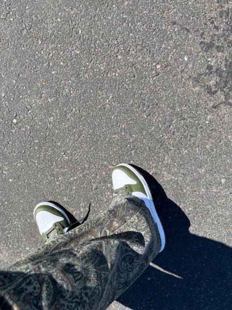 Khaki Dunks Outfit, Nike Dunk Olive Green Outfit, Olive Nike Dunks Outfit, Nike Dunk Low Medium Olive Outfit, Duck Shoes Outfit, Olive Green Dunks, Olive Dunks, Olive Dunks Outfit, Olive Green Dunks Outfit