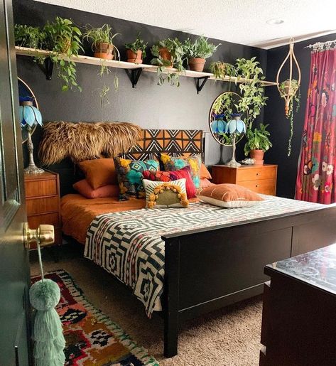 A multi-pattern yet welcoming bedroom that screams comfort! The mix of colors is all combined very nicely and makes me want to curl up in all the pillows! #masterbedroom #naturalist #nature #indoorplants #darkroom #darkbedroom #plants Bohemian Plants, Idea Bilik Tidur, Reka Bentuk Bilik Tidur, Modern Bohemian Bedroom, نباتات منزلية, Hiasan Bilik Tidur, Boho Styl, Eclectic Bedroom, Bohemian Bedroom Decor