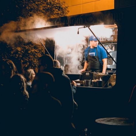 Barbecue Food Truck, Food Truck Aesthetic Night, Food Truck Photoshoot, Food Truck Photography, Food Truck Aesthetic, Food Truck Party, Foodtrucks Ideas, Starting A Food Truck, Traditional Restaurant