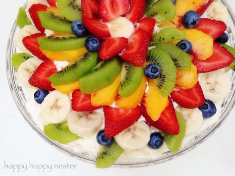 New Zealand Pavlova. This is an easy and delicious dessert that will impress your friends. I love all the fruit which makes it a light dessert! Kiwi Decoration, Paper Flowers Tutorial, Diy Paper Flowers Tutorial, Backyard Patio Ideas, Food For Special Event, New Zealand Food, Diy Paper Flowers, Flowers Tutorial, Recipes Appetizers And Snacks