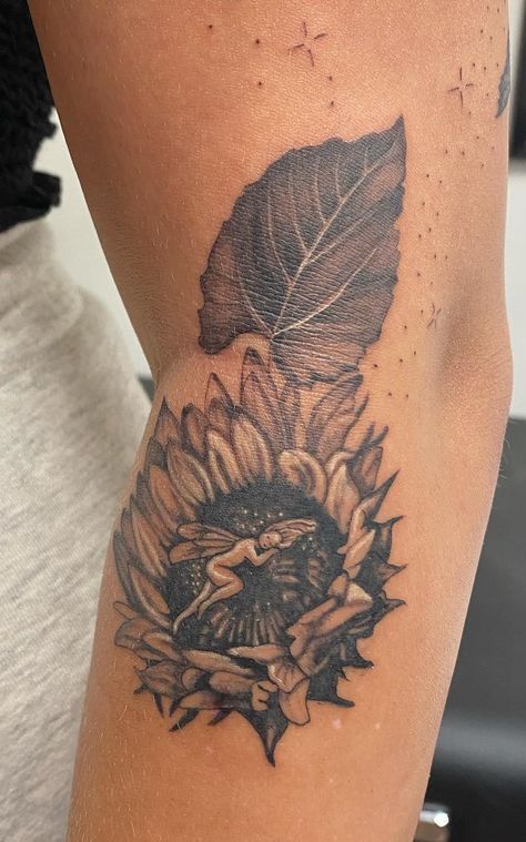 Black and grey tattoo done by @sydneyctattoo! A fairy sleeping in a sunflower, how cute!! Love the highlights and how well she shaded this piece, along with all of the sparkles around!! Sunflower Fairy, Black And Grey Tattoo, Mama Tried, Fairy Tattoo, Sunflower Tattoo, Grey Tattoo, Eye Tattoo, Nature Tattoos, Best Tattoo