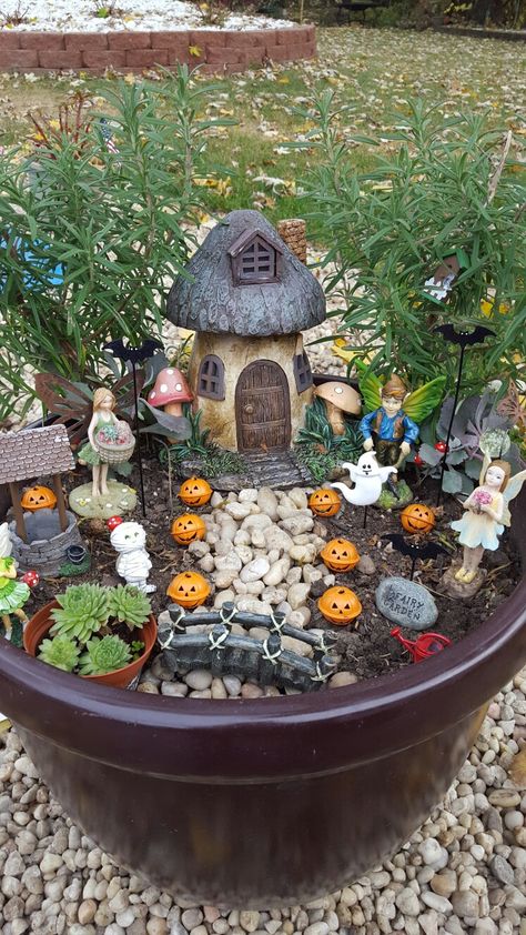 Fairy Corner Garden, Balcony Fairy Garden, Tire Fairy Garden, Fairy Garden In A Pot, Fairy Treehouse, Large Fairy Garden, Miniature Garden Design, Terrarium Tank, Christmas Fairy Garden