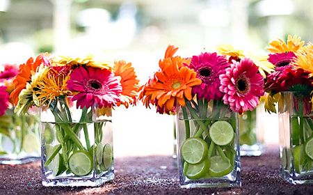 Centro de Mesa. Pequeños Arreglos Florales - Decoración 2.0 Tropisk Fest, Gerbera Daisy Bouquet, Vases With Flowers, Daisy Bouquet, Gerber Daisies, Wedding Inspiration Board, Gerbera Daisy, Deco Floral, Limes