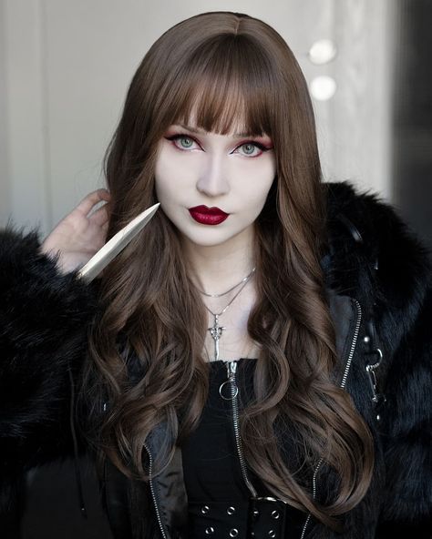 Brown Hair Goth, Dark Beauty Fashion, Goth Stuff, Hidden Blade, Goth Look, Mexico Art, Red Makeup, Otome Game, Goth Women