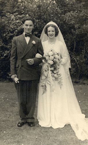 Bride and groom in the 1950s | Flickr - Photo Sharing! European Bride, Vintage Bridal Fashion, Vintage Wedding Photos, Beautiful Beach Wedding, Wedding Gowns Vintage, Bride Gowns, Vintage Bride, Vintage Bridal, Wedding Pics