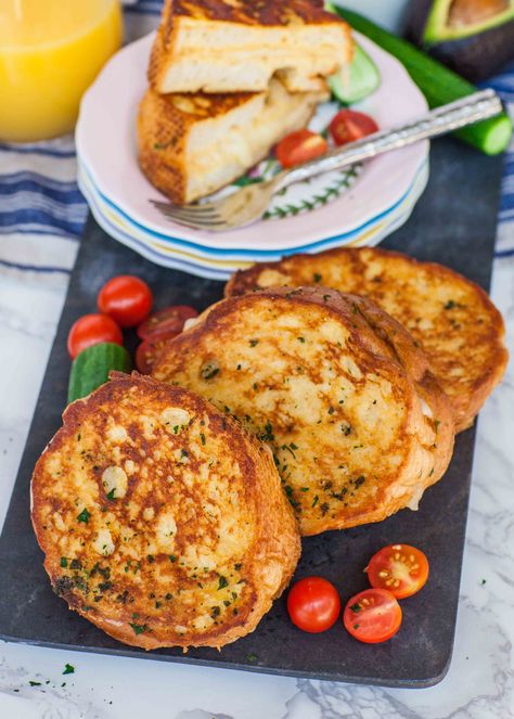 French Toast With Cheese, Tomato Toast Recipe, Melted Cheese Sandwich, Savory French Toast, Savoury French Toast, Delicious French Toast, Gourmet Breakfast, Breakfast Toast, French Toast Recipe