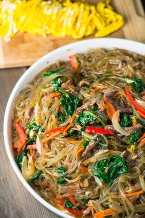 Korean Vermicelli Recipe, Koreansk Mad, Glass Noodles Recipe, Korean Stir Fry, Vermicelli Recipes, Korean Noodles, Sweet Potato Noodles, Korean Recipes, Glass Noodles