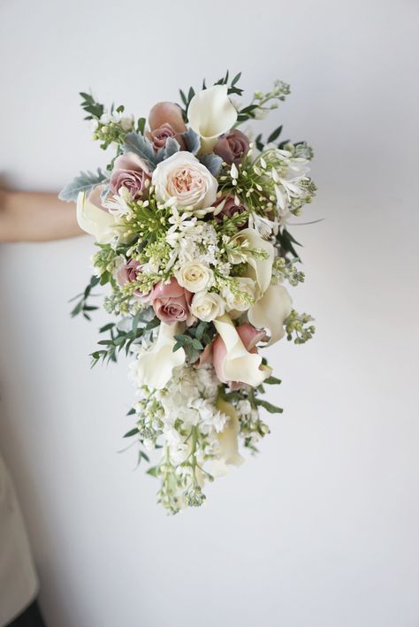 Handbouquet Wedding Rustic, Pink Green And White Wedding Table Settings, Rustic Wedding Bouquet Summer, Bouquet Wedding Cascade, Wedding Bouquets Bride White, Waterfall Bridal Bouquet, Bridal Bouquet Cascade, March Wedding Flowers, Waterfall Bouquet