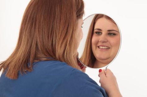 A smiling woman is looking in the mirror at herself. Double Chin Exercises, Reduce Double Chin, Chin Exercises, Double Menton, Facial Exercises, Thigh Fat, Weights For Women, Double Chin, Inner Thigh