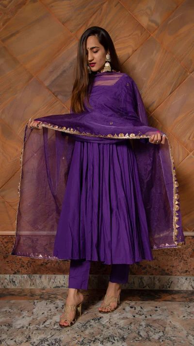 Slay in the gorgeous long flared pastel shade ethnic Anarkali sets. It is available in cotton, organza, and chanderi silk fabrics with floral embroidery. Purple Kurta Set Women, Purple Anarkali Suits, Purple Kurti Designs, Purple Suit Women Indian, Purple Salwar Suit, Simple Anarkali Suits, Straight Kurti Designs, Purple Anarkali, Anarkali Kurta Set