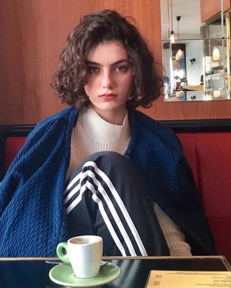 Zoia Mossour, Shot Hair, Curly Hair Photos, Popular Clothing, Short Curly Haircuts, Hairstyle Trends, Haircut Inspiration, Haircuts For Curly Hair, Health Knowledge