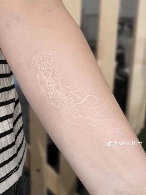 Jellyfish White, Tattoos Trending, Womens Tattoos, White Tattoos, Tattoos Infinity, Jellyfish Tattoo, White Ink Tattoo, 4 Tattoo, Tattoos Geometric