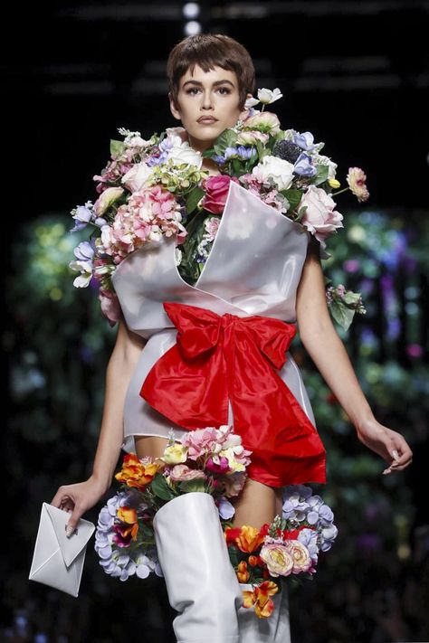 Moschino Fashion Show, Floral Shoot, Fashion Design Inspiration Board, Flower Power Fashion, Moschino Fashion, Modern Baroque, Fashion Illustration Collage, Character Fashion, Unique Womens Fashion