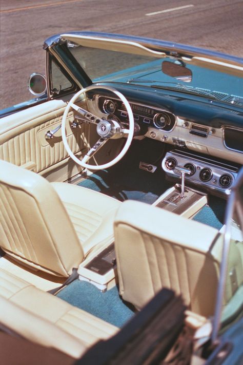 FuckYeahVintage-Retro 1965 Mustang Convertible, Mustang Interior, Vintage Auto's, Carros Vintage, Vintage Mustang, Filmy Vintage, Vintage Jeep, 1965 Mustang, Old Vintage Cars