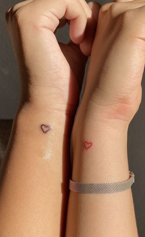 Herz Tattoo Klein, Maching Tattoos, Heart Tattoo Wrist, Cute Matching Tattoos, Red Heart Tattoos, Tiny Heart Tattoos, Couple Tattoos Unique, Herz Tattoo, Muster Tattoos