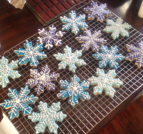 Frozen themed cookies Frozen Sugar Cookies Disney, Frozen Sugar Cookies, Frozen 3rd Birthday, Elsa Birthday Party, Frozen Birthday Theme, Frozen Themed Birthday Party, Themed Cookies, Winter Cookie, Snowflake Cookies