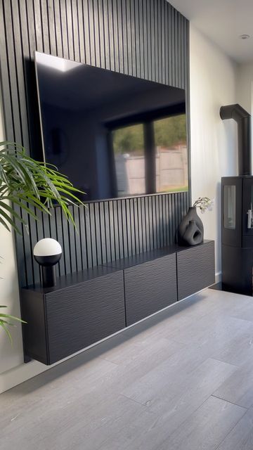 Cution Design Ideas, Matt Black Living Room, Black Wood Slat Tv Wall, Black Wood Wall Paneling, Black Wood Media Wall, Black Wood Tv Wall, Black Tv Wall Ideas, Black Statement Wall Living Room, Statement Living Room Wall