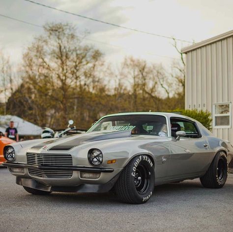 2nd Gen Camaro. Fat Tires all around Pro Touring Cars, Auto Retro, Gm Car, Chevy Muscle Cars, Custom Muscle Cars, Pro Touring, Pony Car, Us Cars, Hot Rods Cars