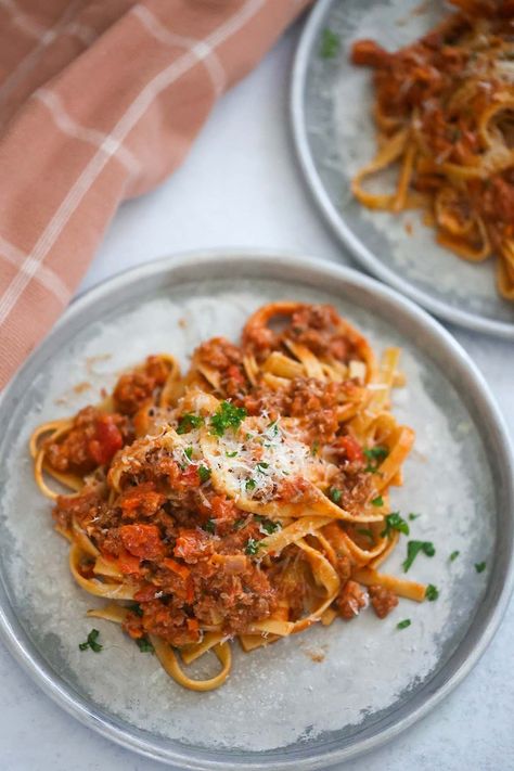 This fettuccine bolognese recipe is rich, creamy, and packed with incredible flavor. Made with ground beef and crispy pancetta! Fettuccine Bolognese, Italian Meat Sauce, Pancetta Recipes, Spaghetti Bolognese Recipe, Crispy Pancetta, Fettuccine Recipes, Italian Meats, Bolognese Recipe, Cold Pasta Salad