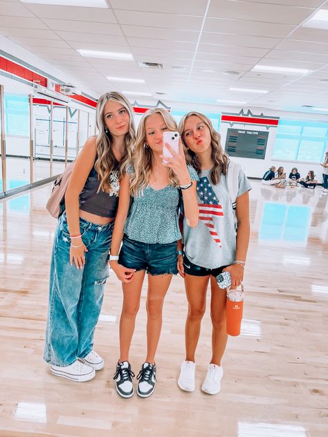 Trio Pfps, Two Preppy Best Friends, Preppy Bsf Pics, Bffs Pics, 3 Preppy Besties, Preppy Photo Ideas With Friends, Blonde And Brunette Best Friends Preppy, High Top Converse Outfits, Cute Middle School Outfits