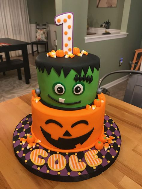 1st Birthday Halloween Cake, First Birthday Halloween, Cute Halloween Cakes, Halloween Cake Ideas, Scary Halloween Cakes, Coco Photo, Halloween Torte, Halloween Backen, Pasteles Halloween