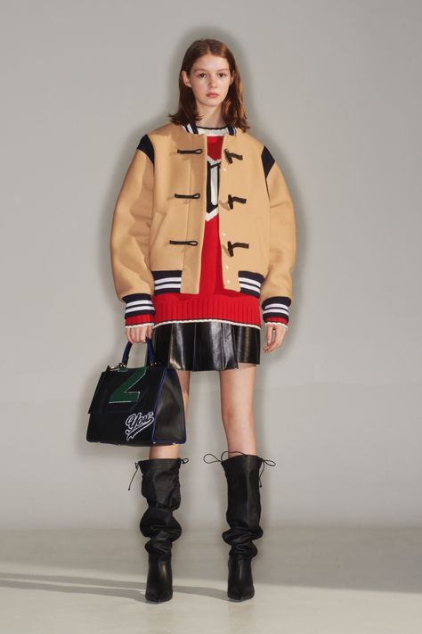 MSGM Pre-Fall 2019 Fashion Show Collection: See the complete MSGM Pre-Fall 2019 collection. Look 24 Kids Summer Fashion, Preppy Look, Black Leather Skirts, 2019 Fashion, 가을 패션, Fashion Show Collection, Fall Fashion Trends, Pre Fall, Sport Fashion