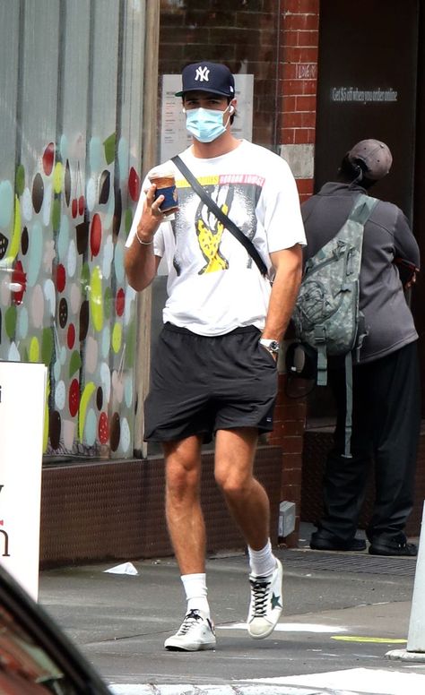 Celebrity Sightings In New York - September 10, 2020 Jacob Elordi, Street Style Outfits Men, Mens Fashion Streetwear, Streetwear Men Outfits, Men Fashion Casual Outfits, Outfits With Hats, Mode Streetwear, Mens Casual Outfits, Mens Streetwear