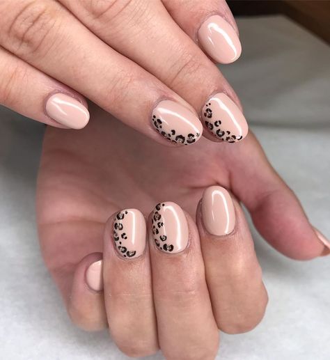 Simple Leopard Print Nails, Half Leopard Nails, Biab Nails Leopard, South Africa Nails, Africa Nails, Easy Nails Designs, Leopard Print Nail Art, Leopard Print Nail, Print Nail Art