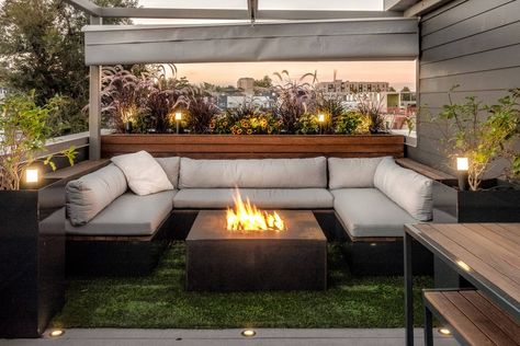 Built-In Furniture With Fire Pit Living Exterior, Backyard Entertaining Space, Rooftop Decor, Roof Decks, Comfortable Patio Furniture, Deck Fire Pit, Rooftop Terrace Design, Rooftop Design, Retractable Canopy