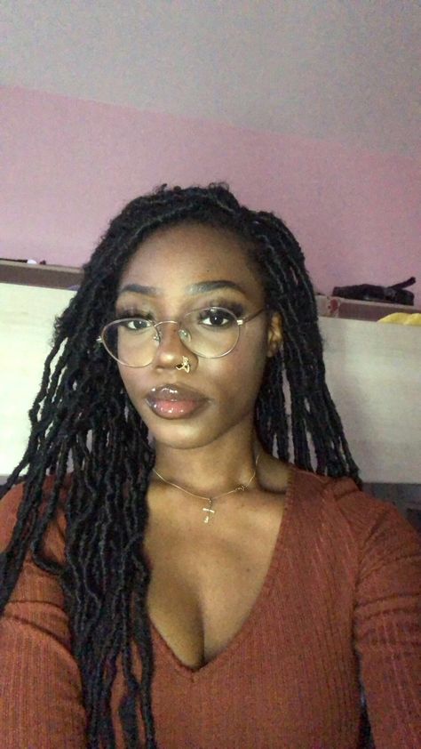 Nose Cuff On Black Women, Nose Cuff Aesthetic, Nose Piercing With Glasses, Nose Cuffs, Cute Nose Piercings, Nose Cuff, Nostril Piercing, Dream Makeup, Nose Piercings