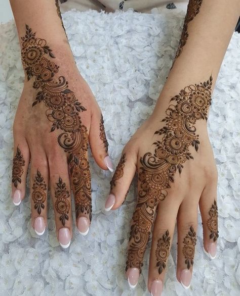 Henna Tattoos Simple, Tattoos Cute, Cute Henna Tattoos, Tattoos Simple, Henna Inspired Tattoos, Cute Henna, Finger Henna Designs, Henna Tattoo Hand, Henna Tattoo Designs Hand