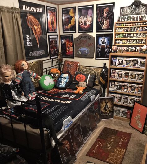 Horror Aethstetic Room, Bedroom Ideas Horror Themed, Scary Movie Room Decor, Scary Bedroom Ideas, Horror Movie Room Ideas, Horror Movie Bedroom Ideas, Horror Apartment, Scary Room Decor, Horror Movie Bedroom