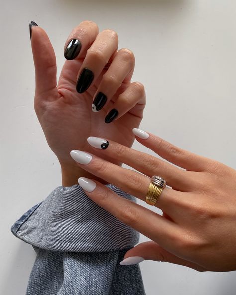 One Hand Black And One Hand White Nails, One Hand Black One Hand White Nails, Ying Yang Art, Uñas Aesthetic, Black And White Nails, Nails Styles, Nail Board, Nail Prices, Nails Colors