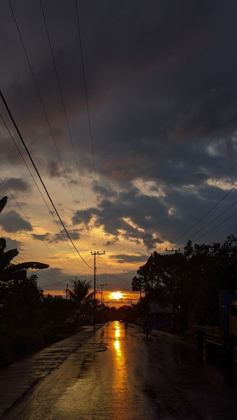 sunset dan hujan adalah kombinasi terbaik Rain Sunset, Lombok, My Vibe, Quick Saves